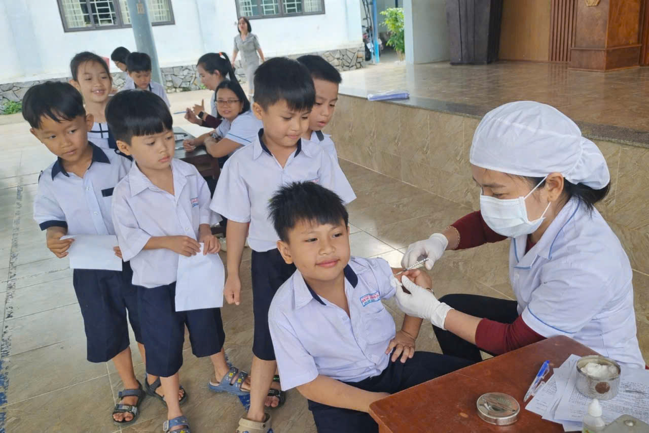 Hoàn thành tiêm chủng bổ sung vaccine cho học sinh Khối 1