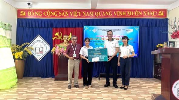 Học bổng trao tay
