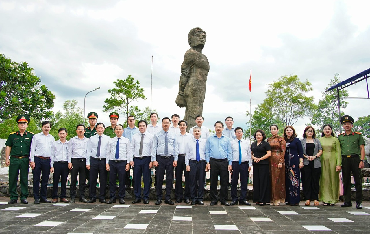 Đồng chí Lê Ngọc Quang - Bí thư Thành ủy Đà Nẵng dâng hương tại Khu di tích vụ thảm sát Vĩnh Trinh
