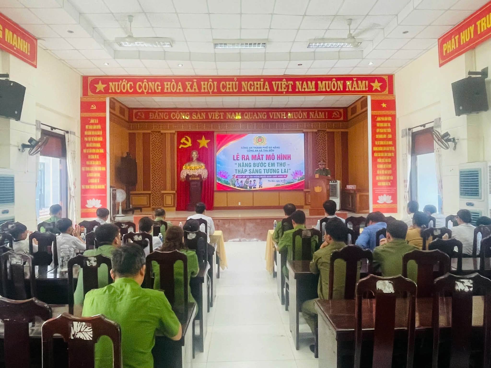 Công an xã Thu Bồn ra mắt mô hình dân vận khéo “Nâng bước em thơ – Thắp sáng tương lai”