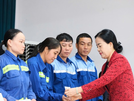 Phó Chủ nhiệm Ủy ban xã hội của Quốc hội Nguyễn Thị Kim Thúy tặng quà Tết cho đoàn viên, người lao động