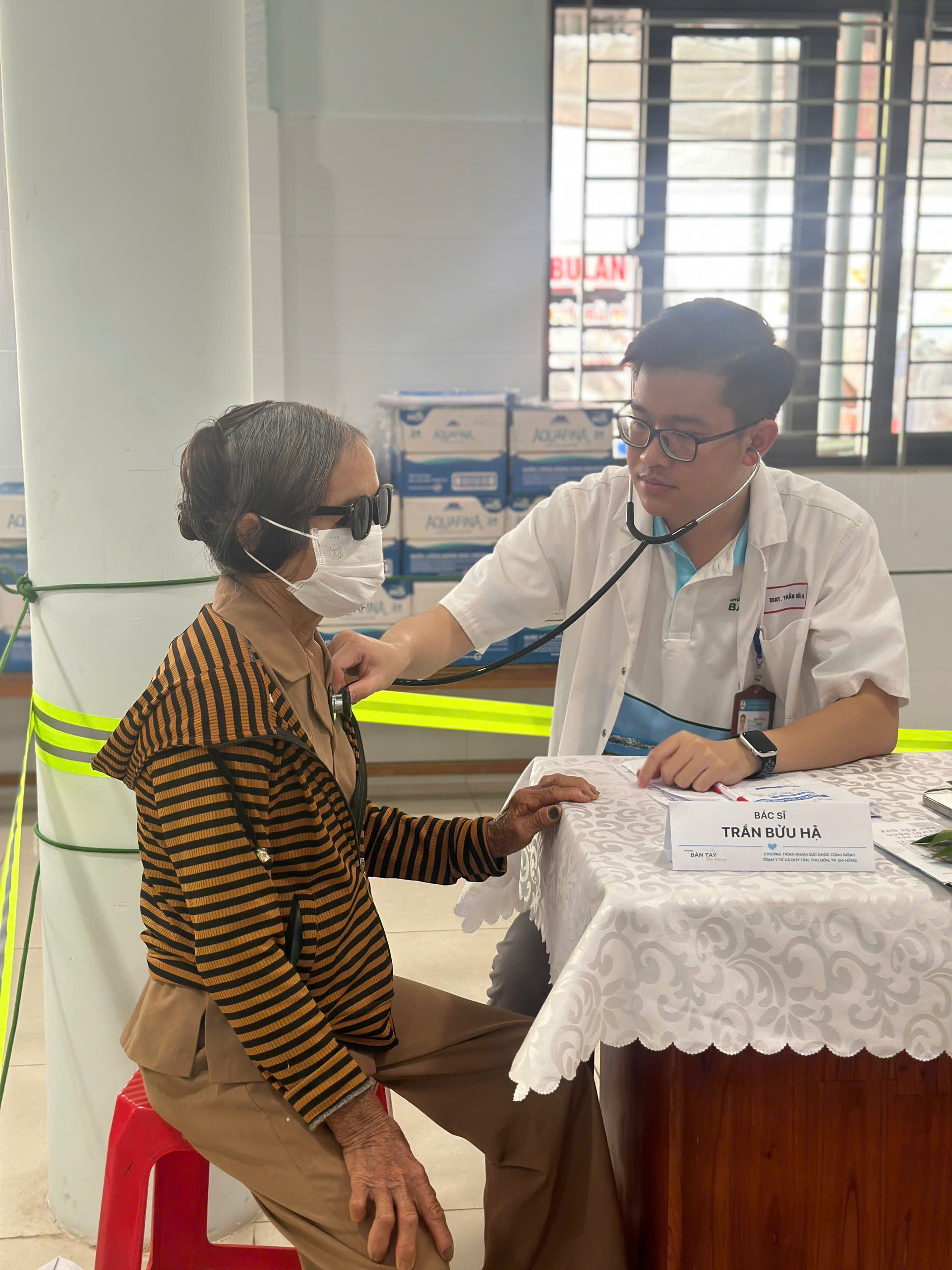 Ấm áp tình người qua chương trình y tế cộng đồng "Những bàn tay yêu thương" tại xã Thu Bồn